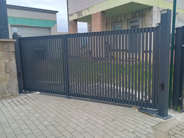 We manufactured and installed a turnkey double-leaf gate with full automation for the client