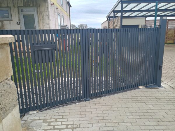 We manufactured and installed a turnkey double-leaf gate with full automation for the client