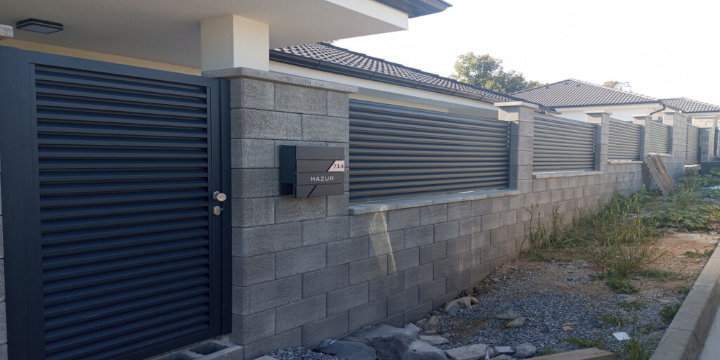 For Mr. Rastislav from Župčany, we manufactured and installed a turnkey self-supporting gate with full automation, a barrier with stainless steel fittings and 10 fence parts.