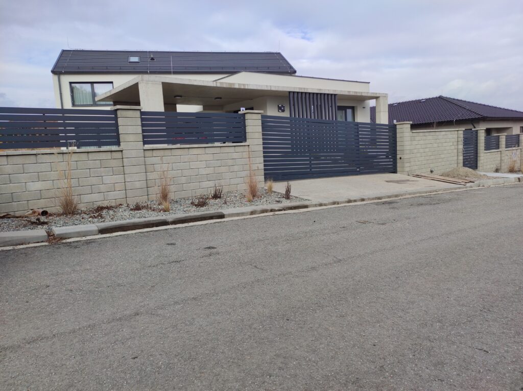 The solution included a combination of a cantilever gate and a single-wing gate, both fully automated with Italian-made ROGER motors. The project also featured a pedestrian gate with stainless steel fittings and an integrated mailbox, along with complete fencing of the front part of the property.