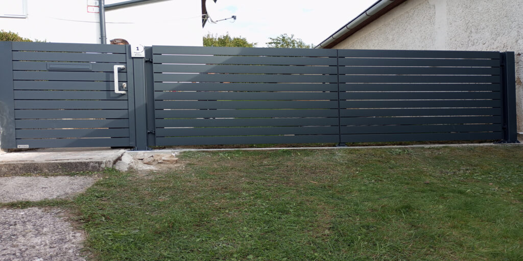 This included a double-wing gate without automation, a pedestrian gate with an integrated mailbox and stainless-steel handle, and complete fencing for the front part.