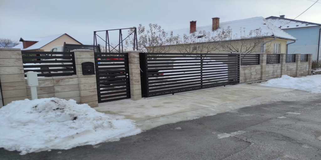 The project involved the installation of a rail gate with full automation, a pedestrian gate with stainless steel hardware and an LED keypad. It also included fencing for the front part of the property, spanning over 9 meters