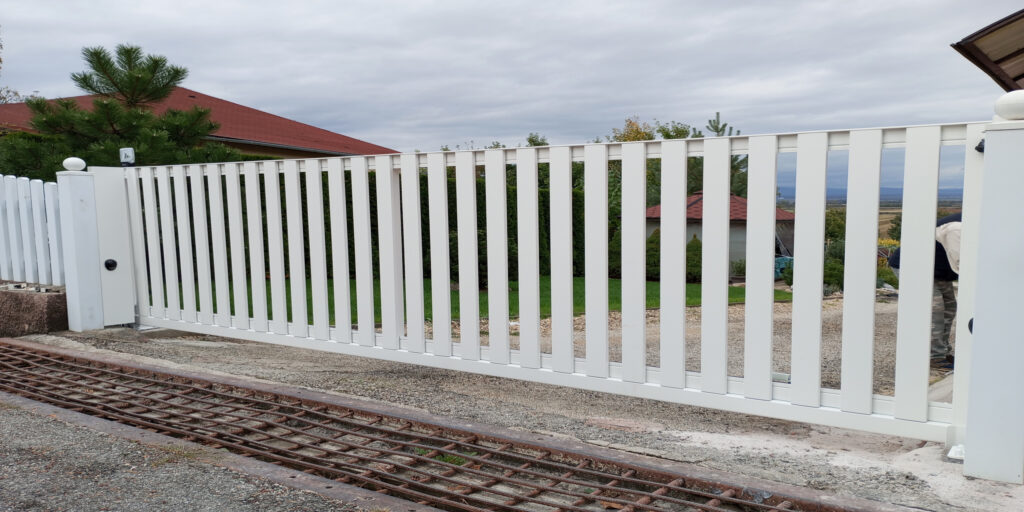 In Vyšný Lánec, we completed a project featuring a fully automated cantilever gate with an LED beacon and safety photocells.