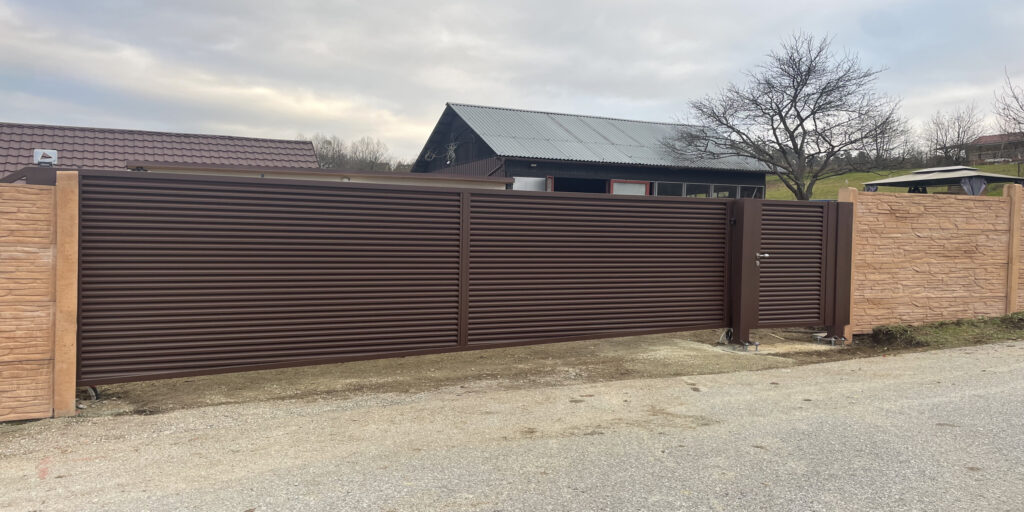 In Prakovce, we implemented a project that included a fully automated cantilever gate with an LED beacon and two pedestrian gates with stainless steel fittings